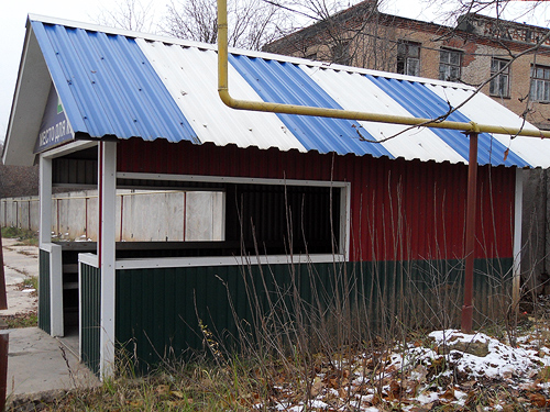 Профнастил на крыше магазина