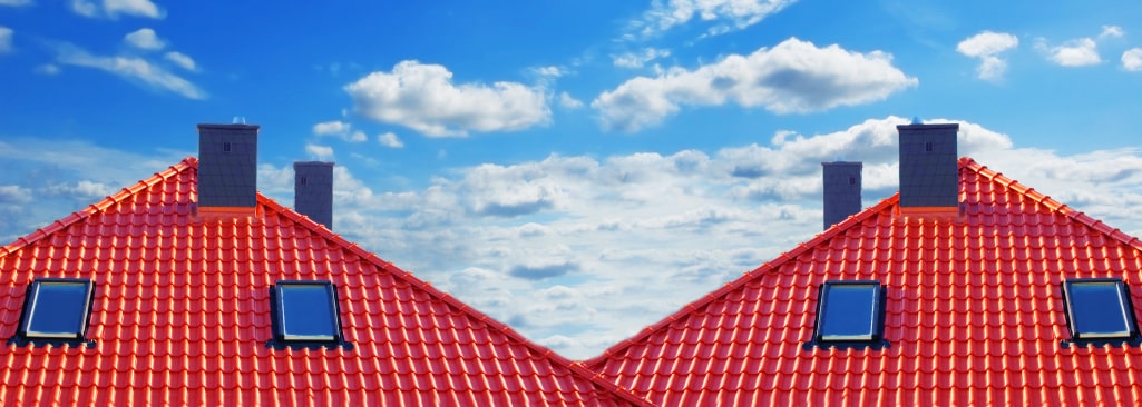 Красная металлочерепица на крыше дома Красная металлочерепица на крыше дома